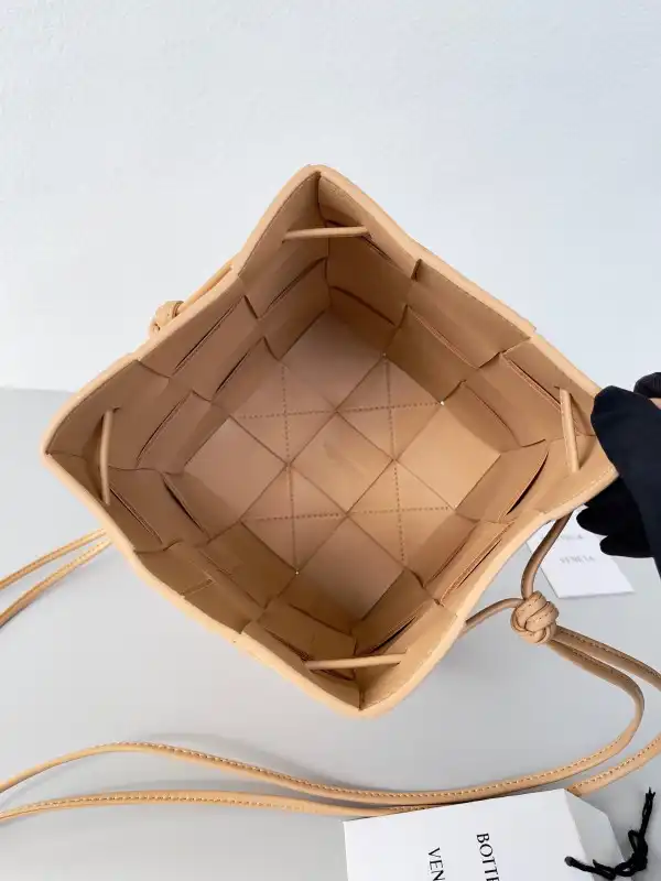 Firstbag ru BOTTEGA VENETA Cassette Bucket Bag 0131