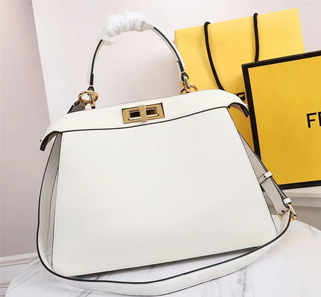 First bag ru Fendi Peekaboo ISeeU Medium 0122