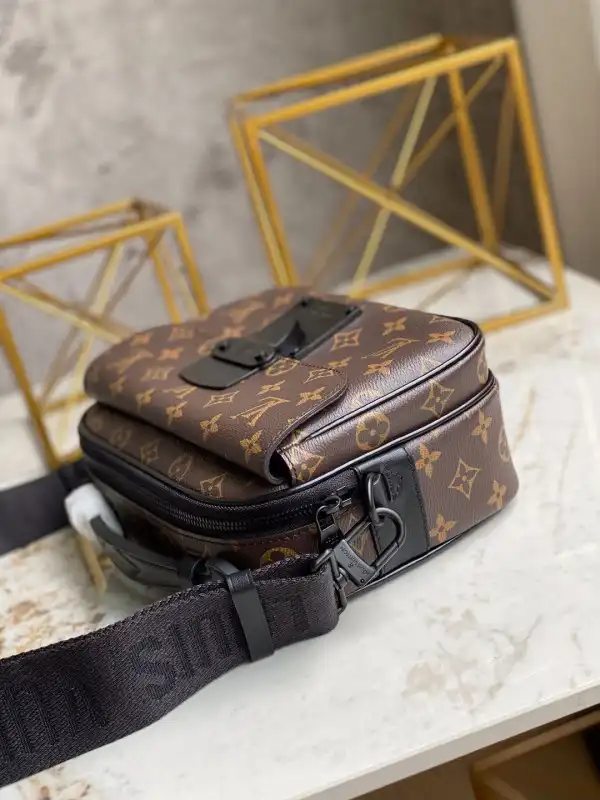 Firstbag ru LOUIS VUITTON S LOCK MESSENGER 0201