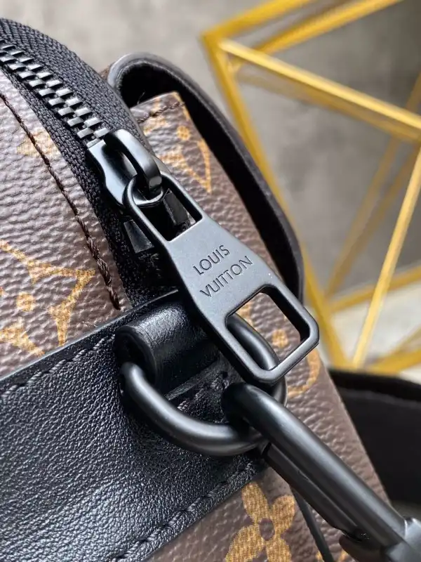 Firstbag ru LOUIS VUITTON S LOCK MESSENGER 0201